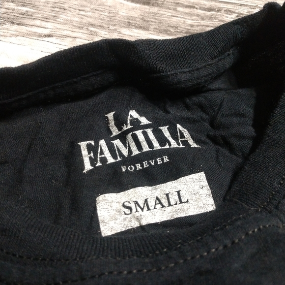 Adult Size Small La Familia Rose Picture Shirt Great Gently Used Condition - Picture 3 of 4